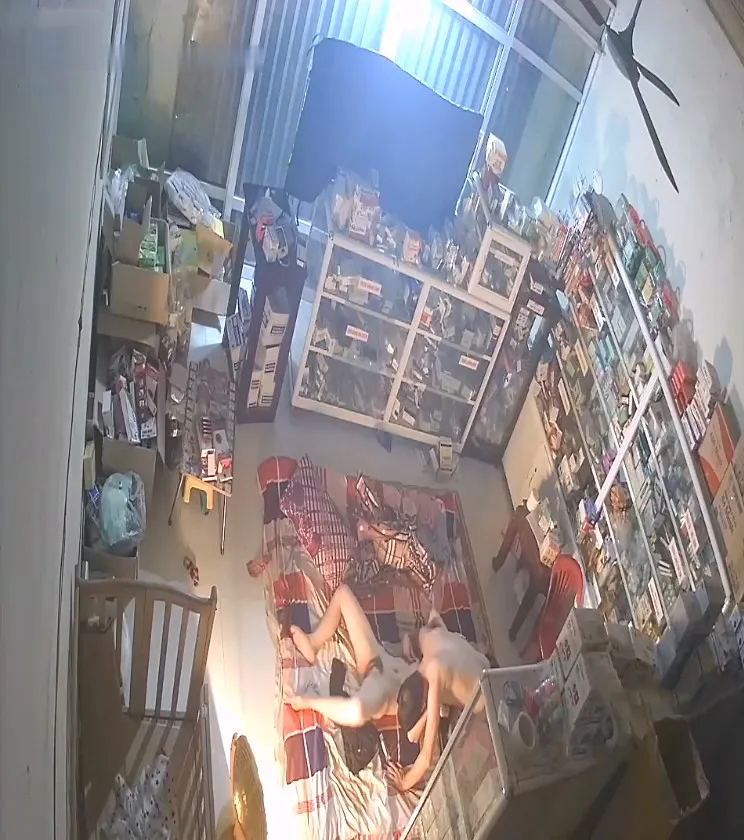 《居家摄像头破解》小夫妻关了店门打地铺玩69各种姿势啪啪