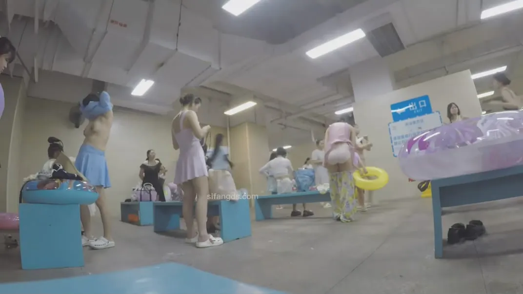 九月流出女偷拍客包包藏设备❤️潜入水上乐园大厅更衣室偷拍女泳客更换泳衣