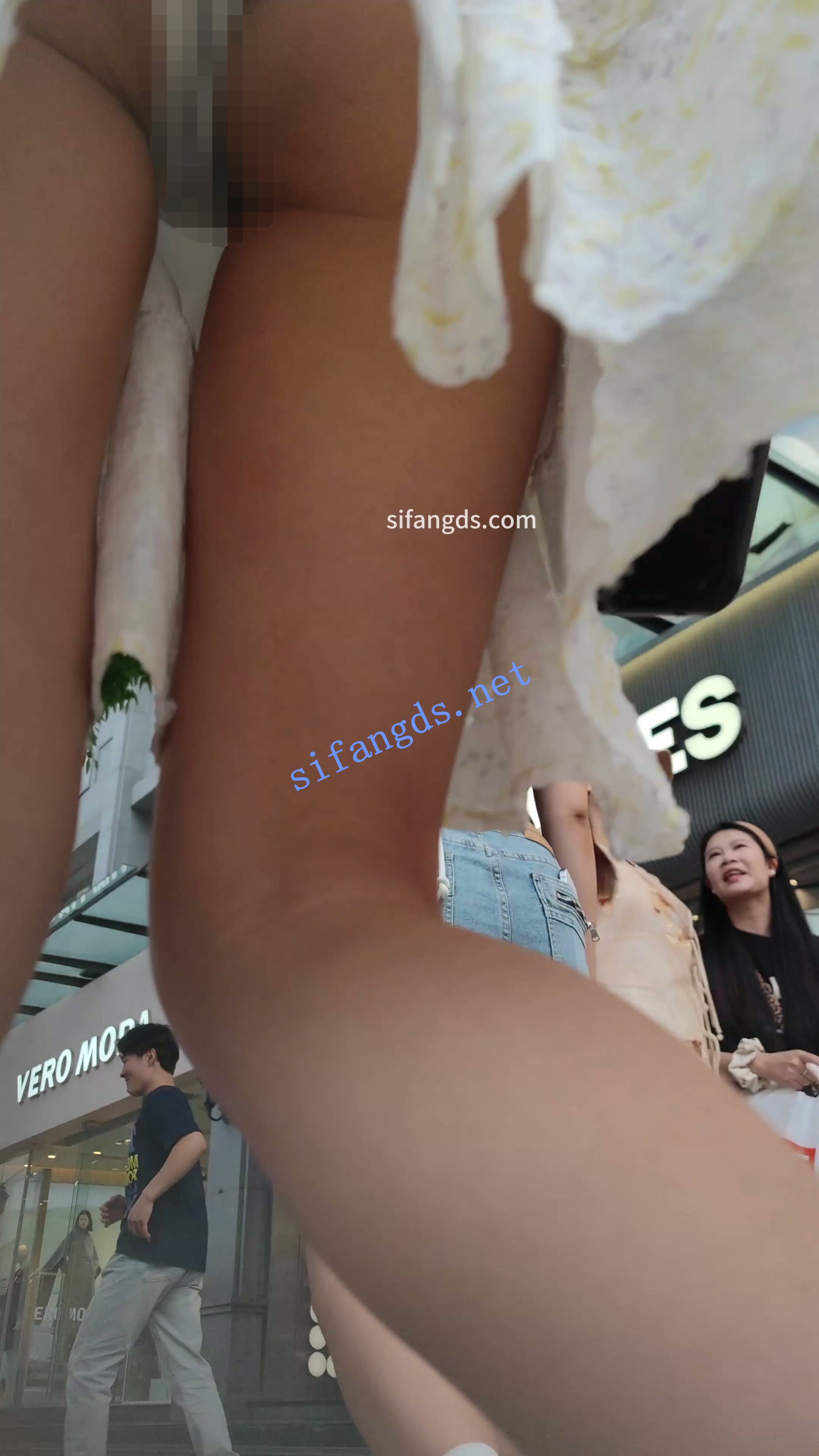 【CSCD】白色连衣裙清纯女大学生和同学逛街，蓝色窄内