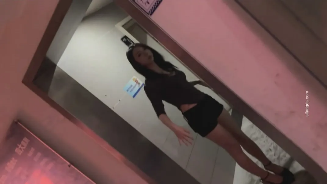 十月最新流出❤️大神手持闯拍貌似电影院女厕偷拍美女尿尿其中几个性感高跟美女