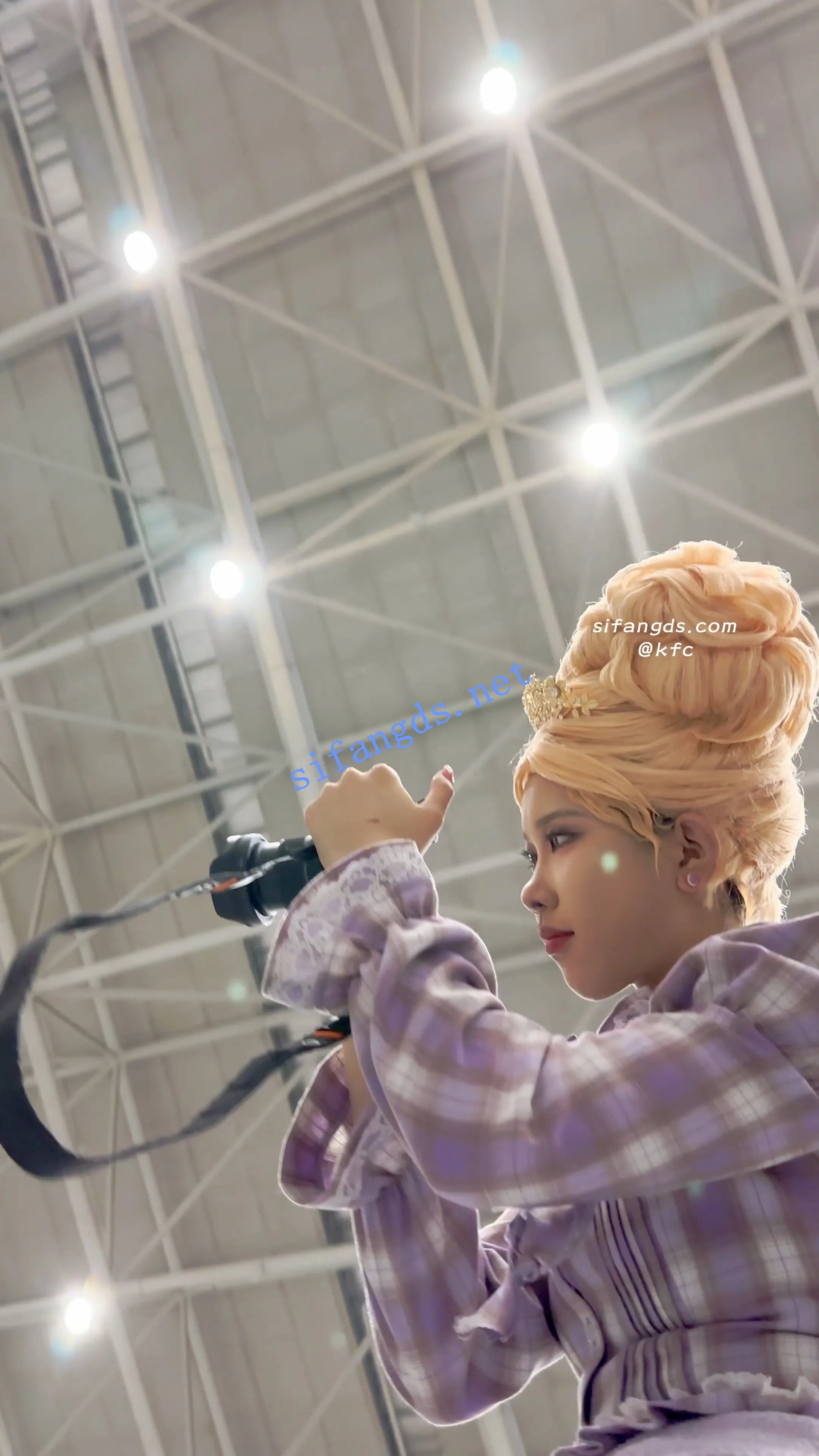 【KFC】超美妹子摄影师身材顶·包臀裙紫丝·白色内塞到腿中CD