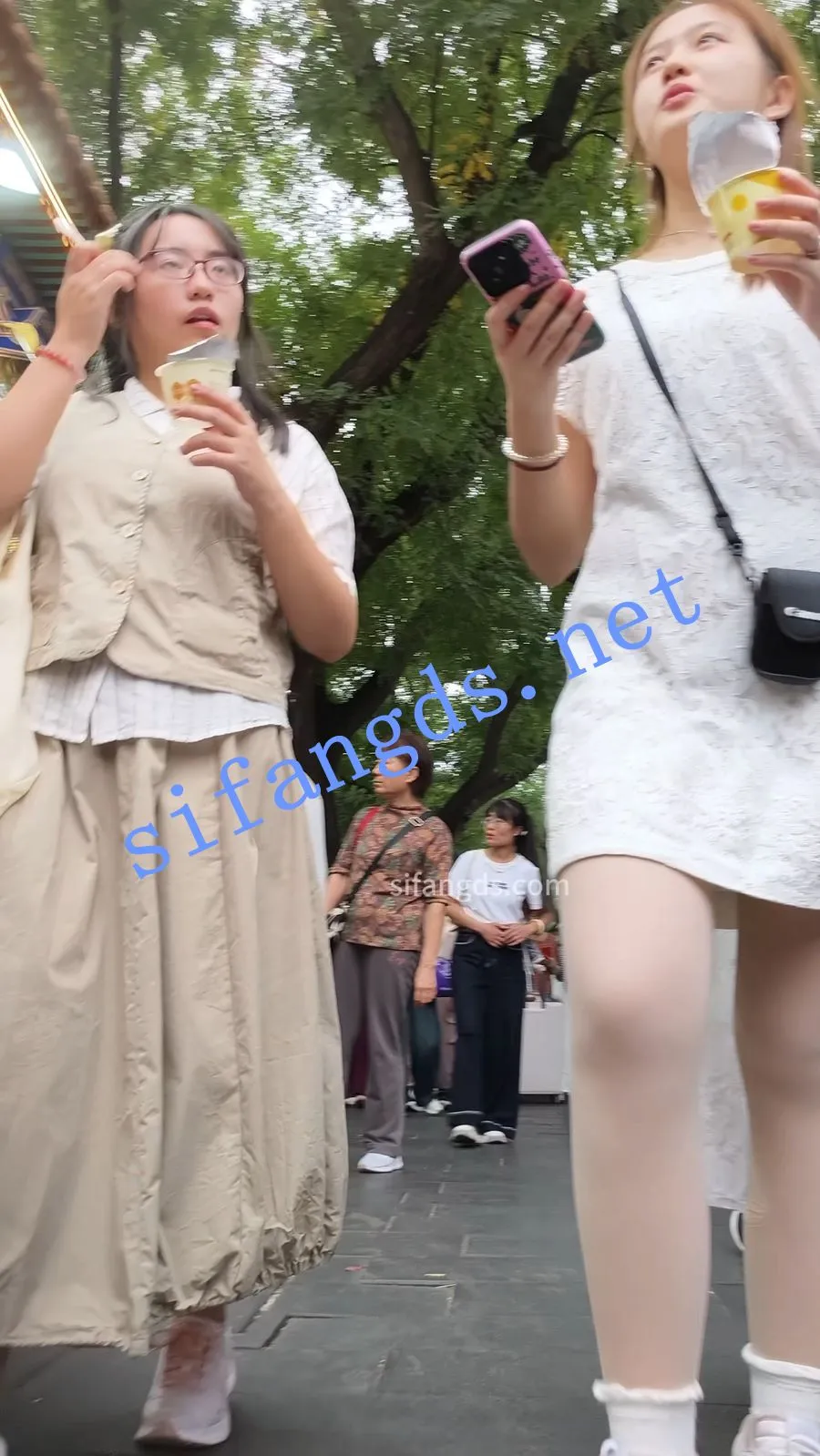 原创抄底肉丝白袜清纯小姐姐