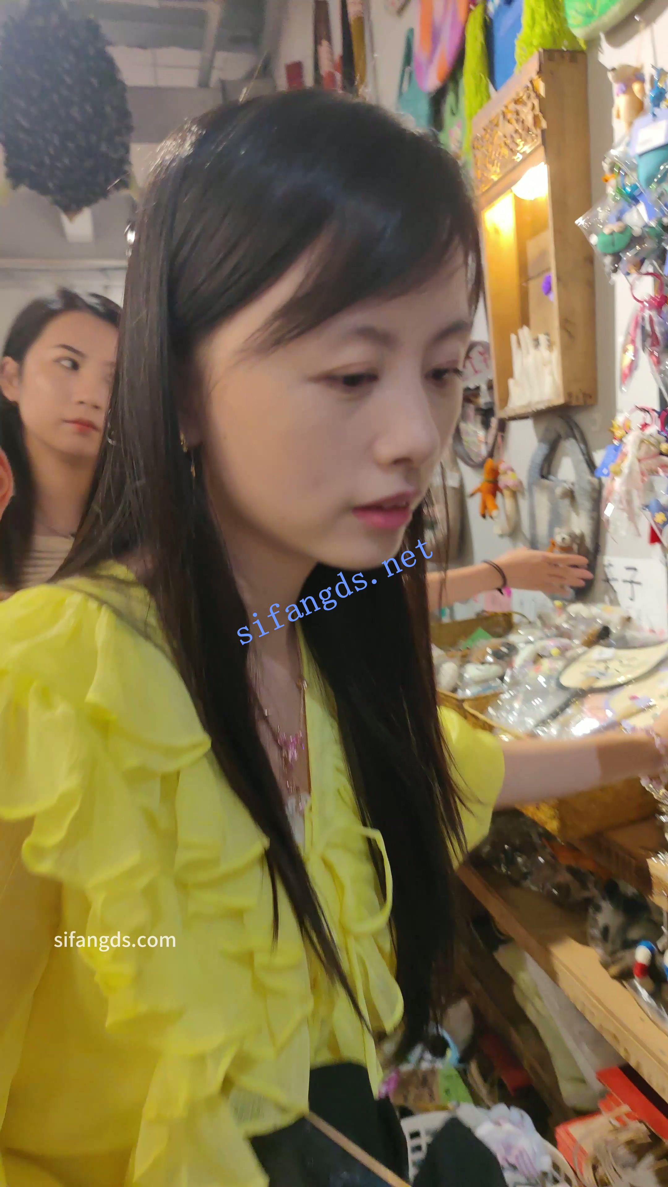 【CSCD】少妇商店撅着屁股挑选商品，白色屁股半透明内内