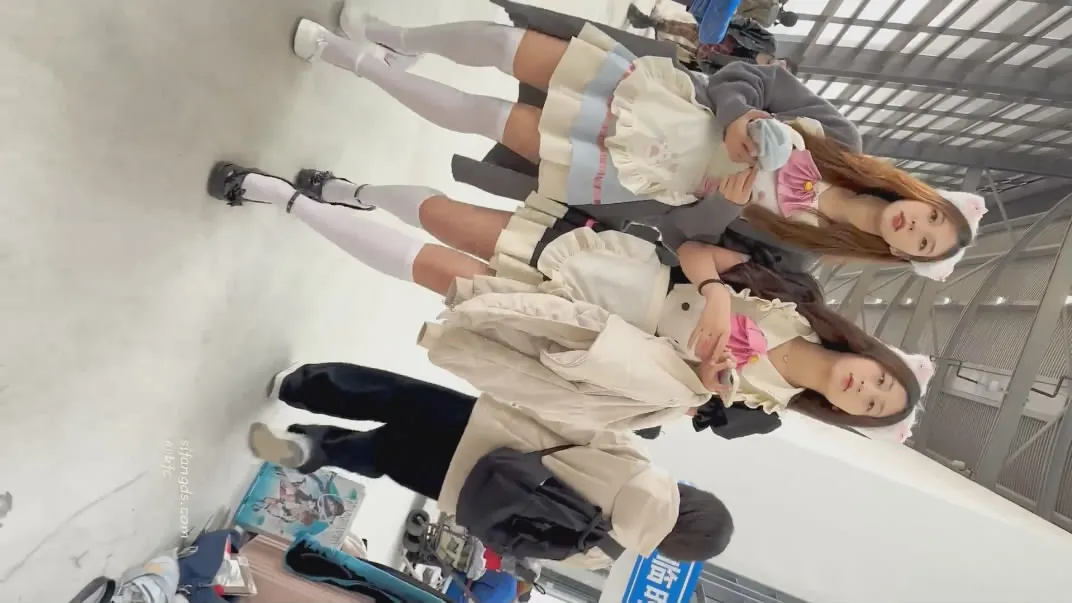 KFC作品官方售价42元大神漫展偷拍❤️顶级女仆甜妹被围拍·摆出各种姿势被CD·透明内超反差