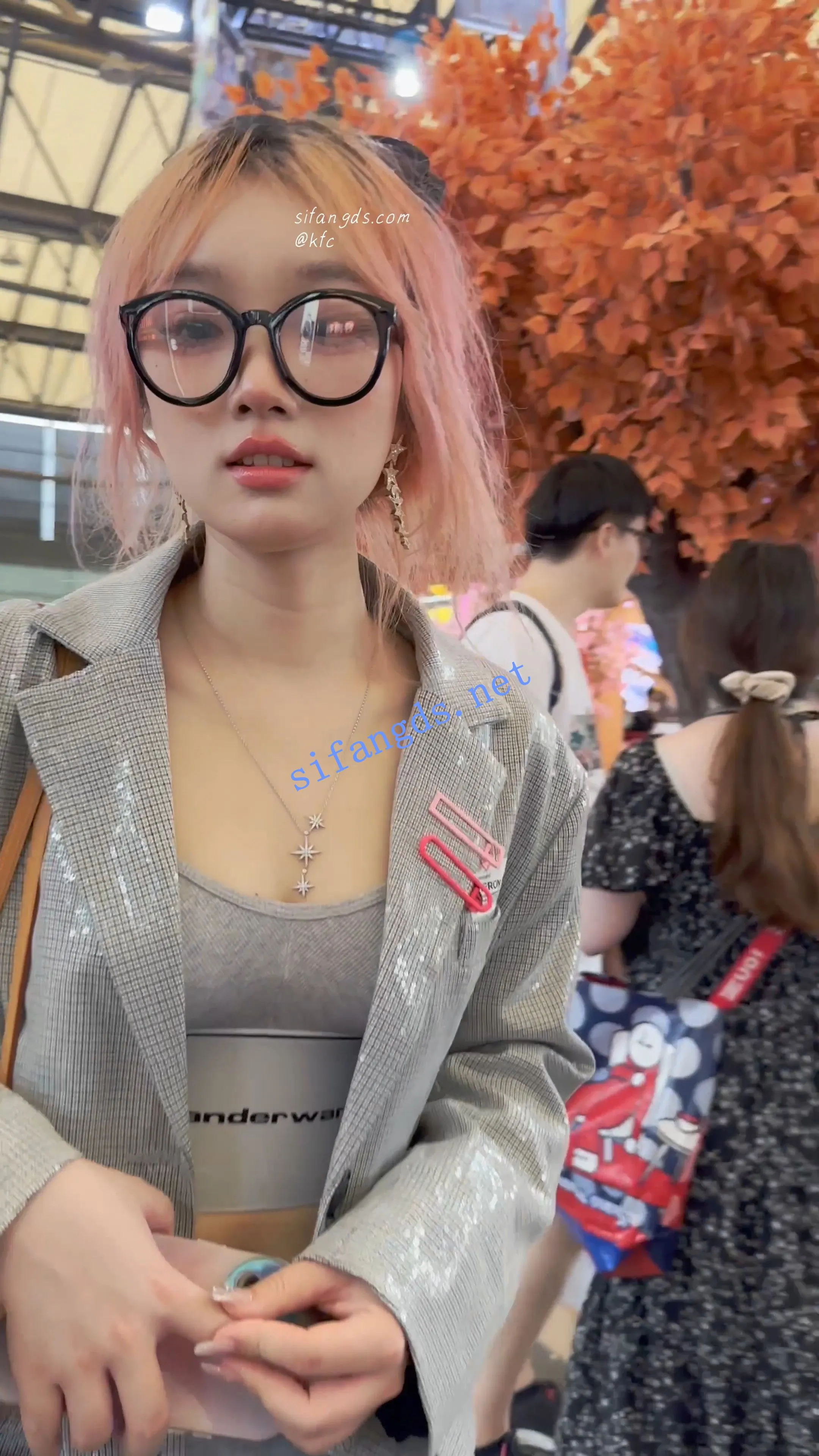 【KFC】丰满眼镜妹独自逛展。短裙白色薄内裆布有点发黄