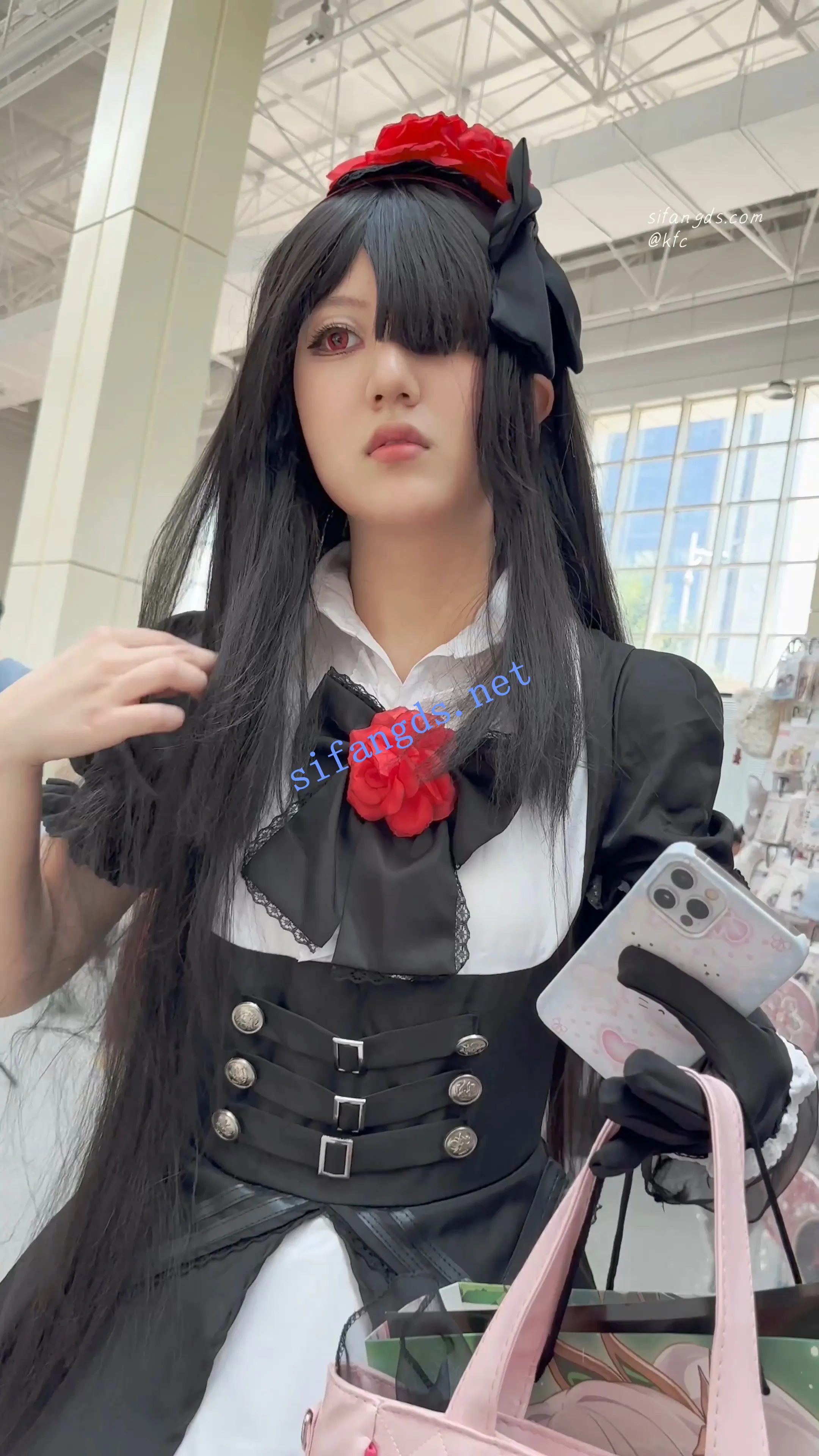 【KFC】洛丽塔裙学生妹独自玩手机·丝毫没察觉脚下的CD相机