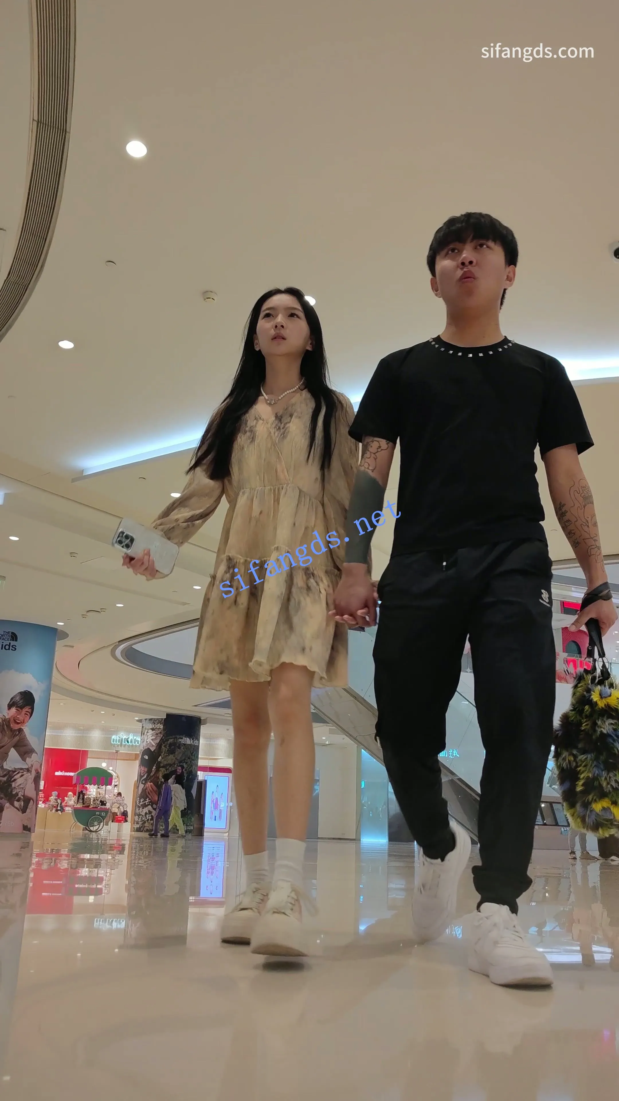 【CSCD】黄色连衣裙美女扶梯男友还帮挡着还是抄底绿色内