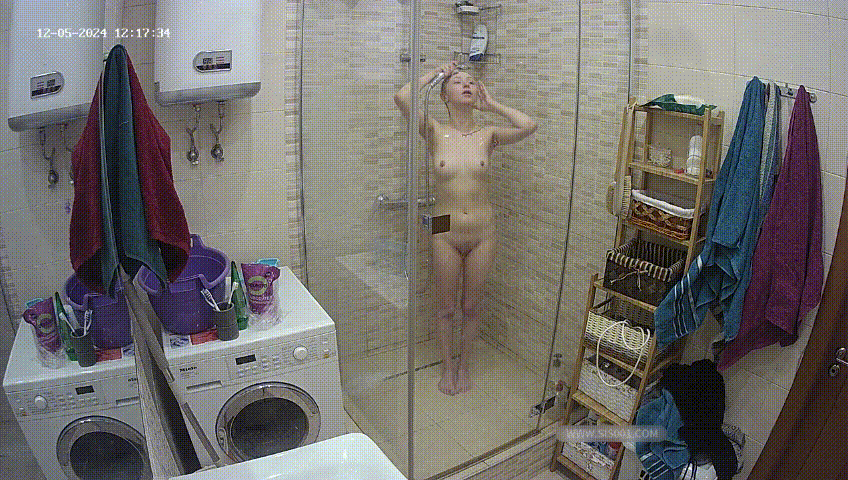 ⁸¹⛳⛳⛳ 浴室日常偷拍 最萌身高差的小两口喜欢在浴室洗鸳鸯浴 顺便打个水炮 在透明玻璃浴室里干有种别样的刺激