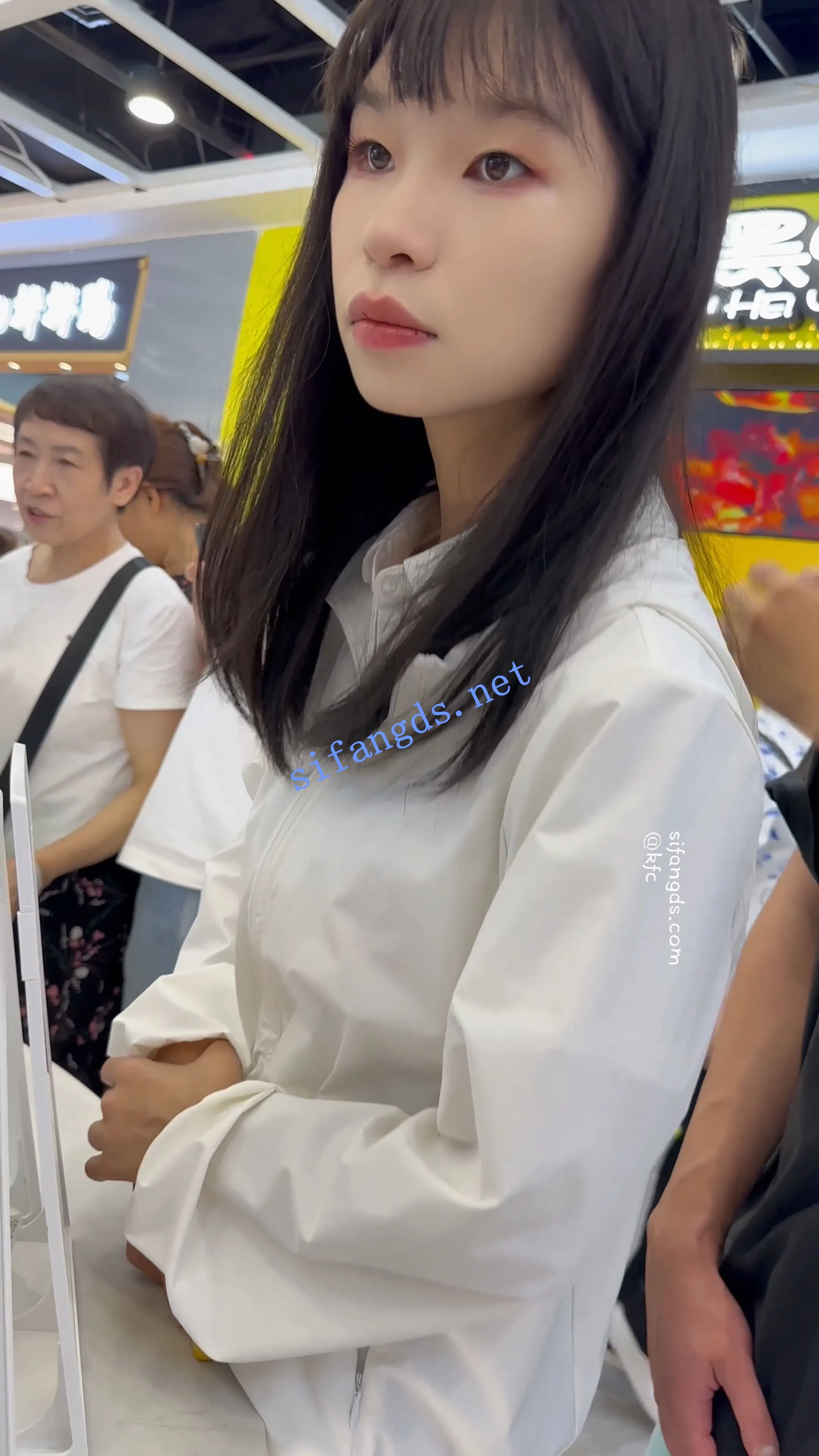 【KFC】JK制服学生妹和男友逛街·短裙过膝白丝白内怼着脸CD