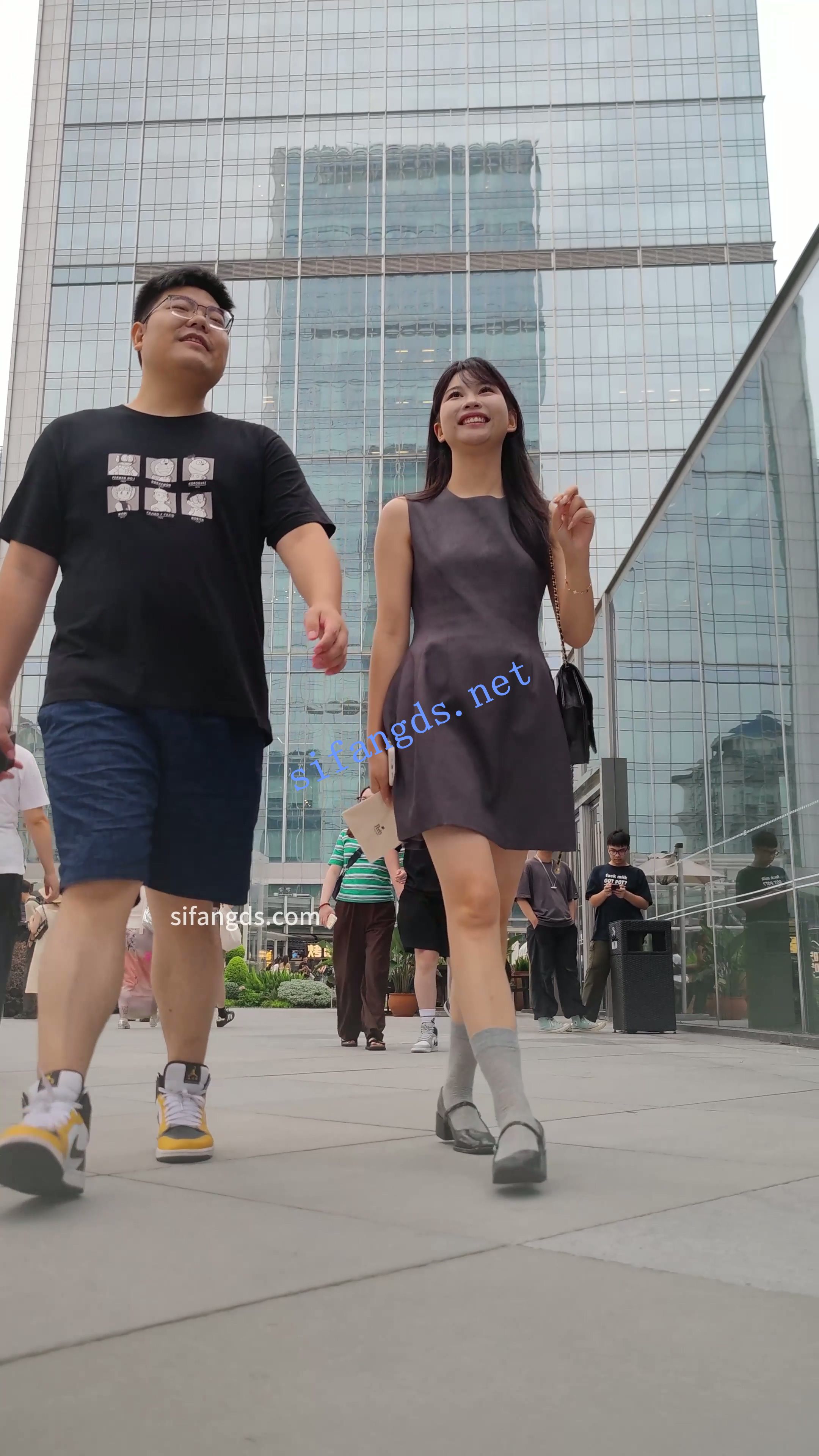 【CSCD】灰色连衣裙美女和朋友逛街,灰色内内