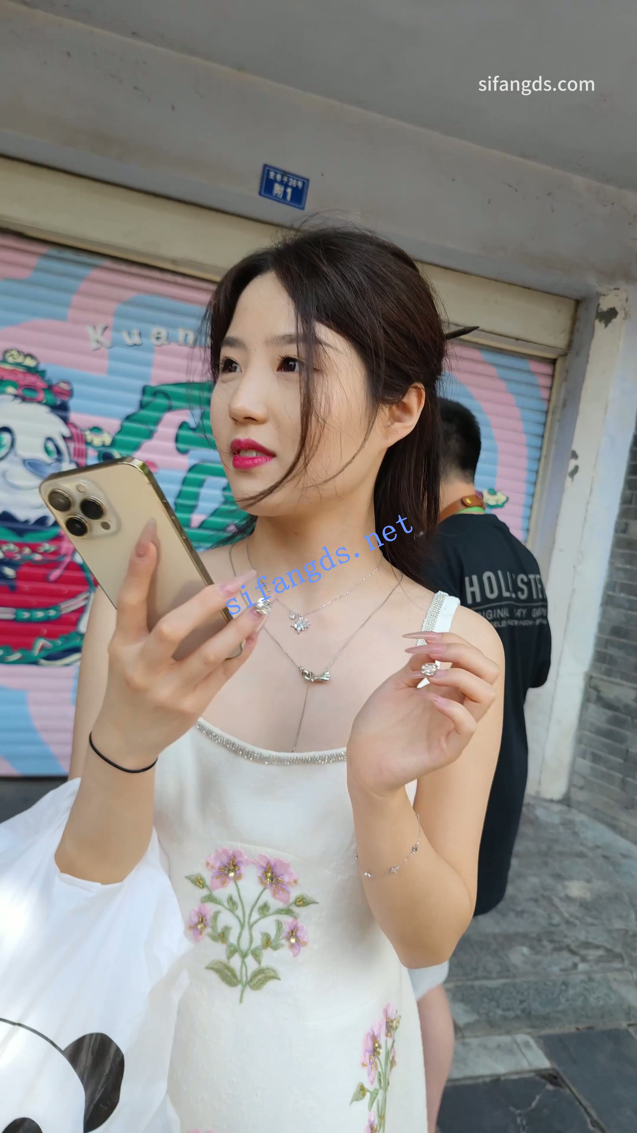 【CSCD】白色连衣裙清纯美女和闺蜜出来玩,紫色无痕内