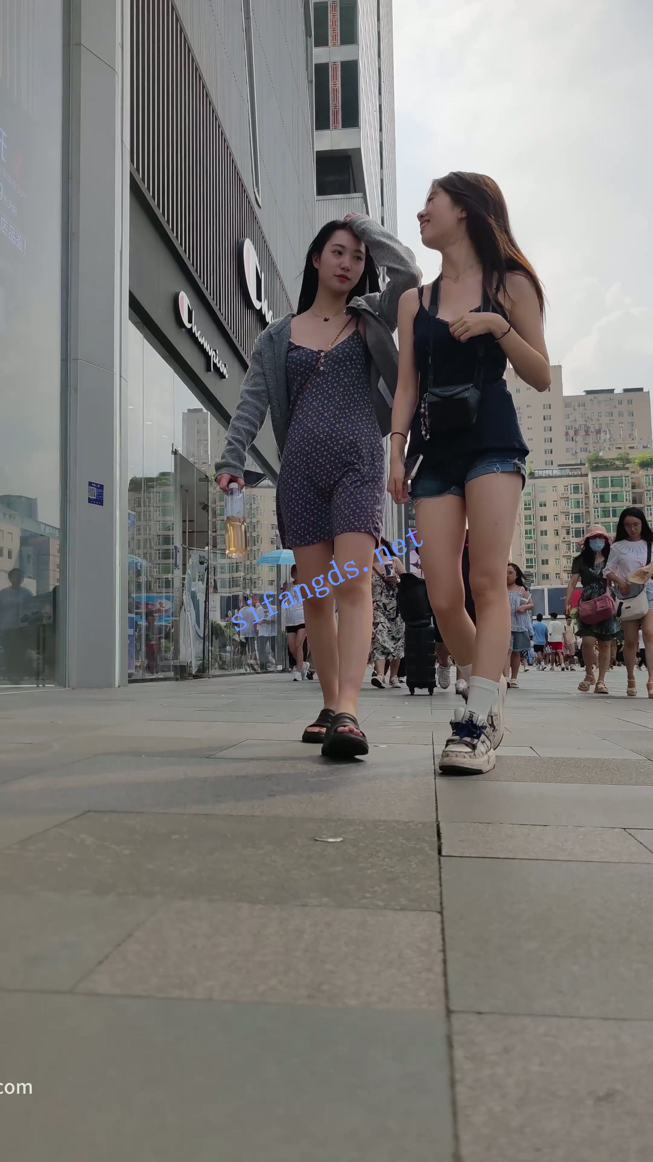 【CSCD】蓝色印花连衣裙小姐姐和闺蜜逛街，白色内内