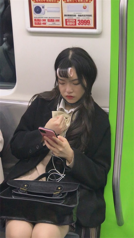 ❣️推荐❣️抄底颜值嫩妹【肉丝短裙小卷毛】人靓腿直，受不了啦，用手拉开裙子开闪光灯拍内裤，原档无水5V