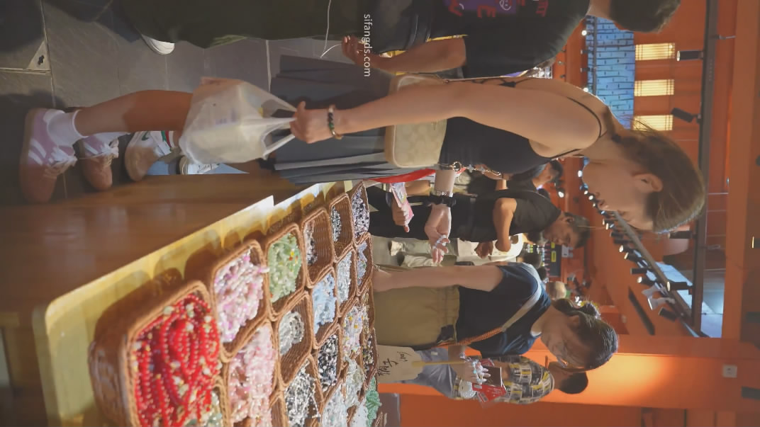 【banana cat】系列❤️蓝色长裙美女游乐园约会挑选商品弯腰内裤贴镜头侧面露毛骚货百褶裙无打底岔开腿CD蕾丝内湿了