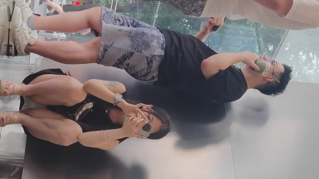 【CSCD】系列❤️黑色连衣裙极品美女和朋友出来逛街累了蹲着休息被抄底完美撅着屁股的角度半透明内裤