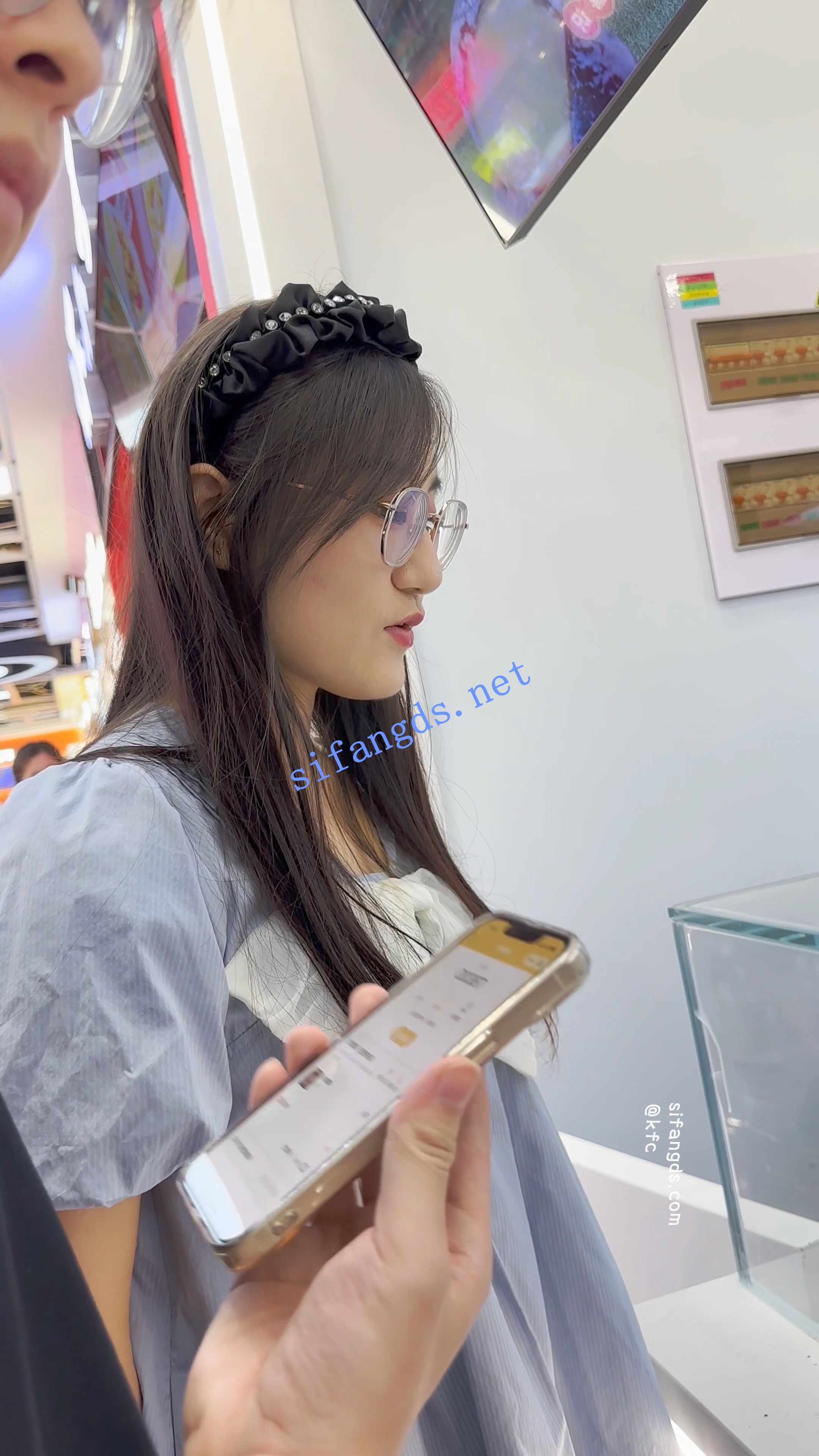 【KFC】蓝色长裙靓女和男友逛街·黄色内内低角度CD