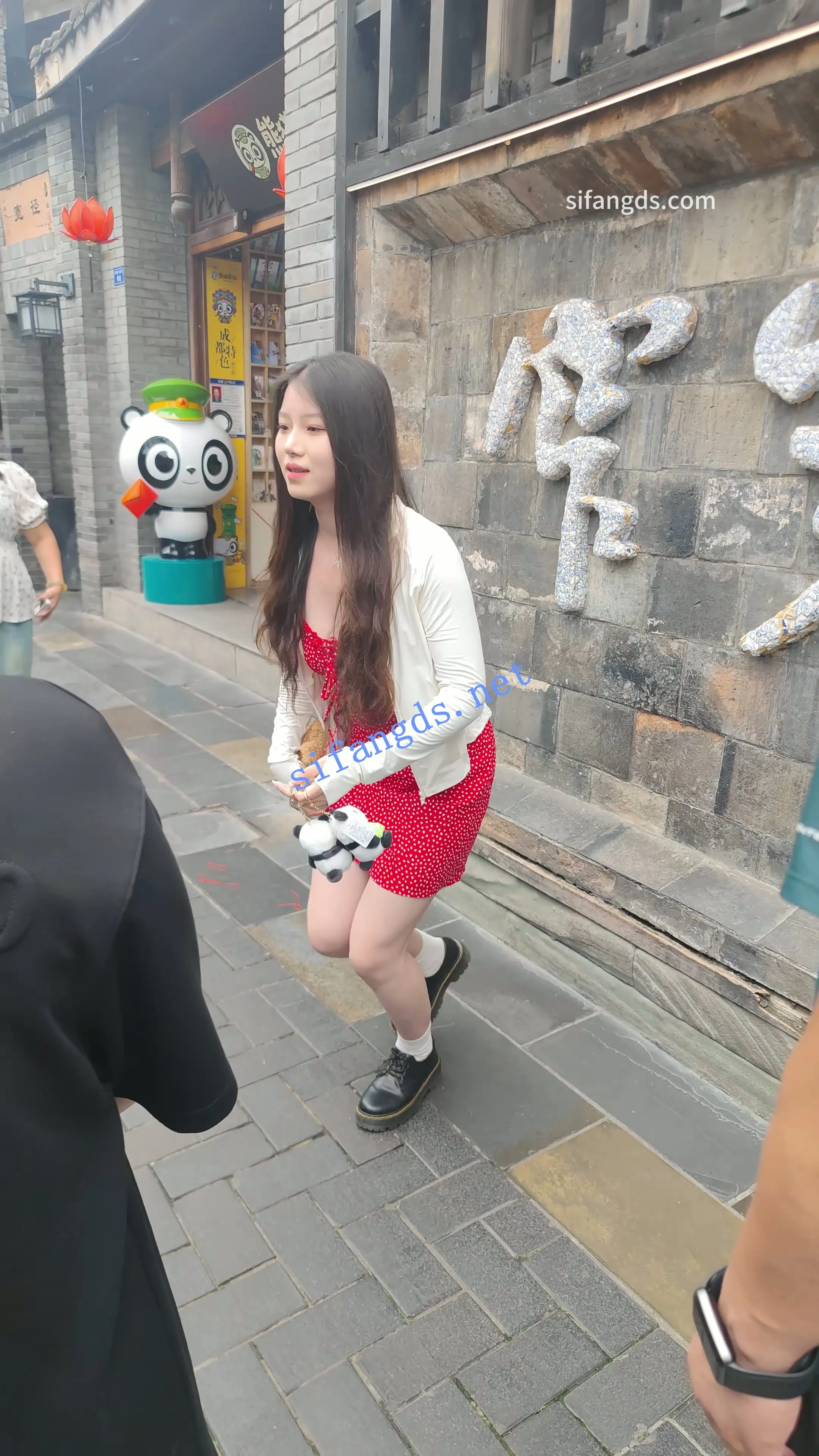 【CSCD】红色连衣裙小姐姐和闺蜜旅游打卡，白色内内