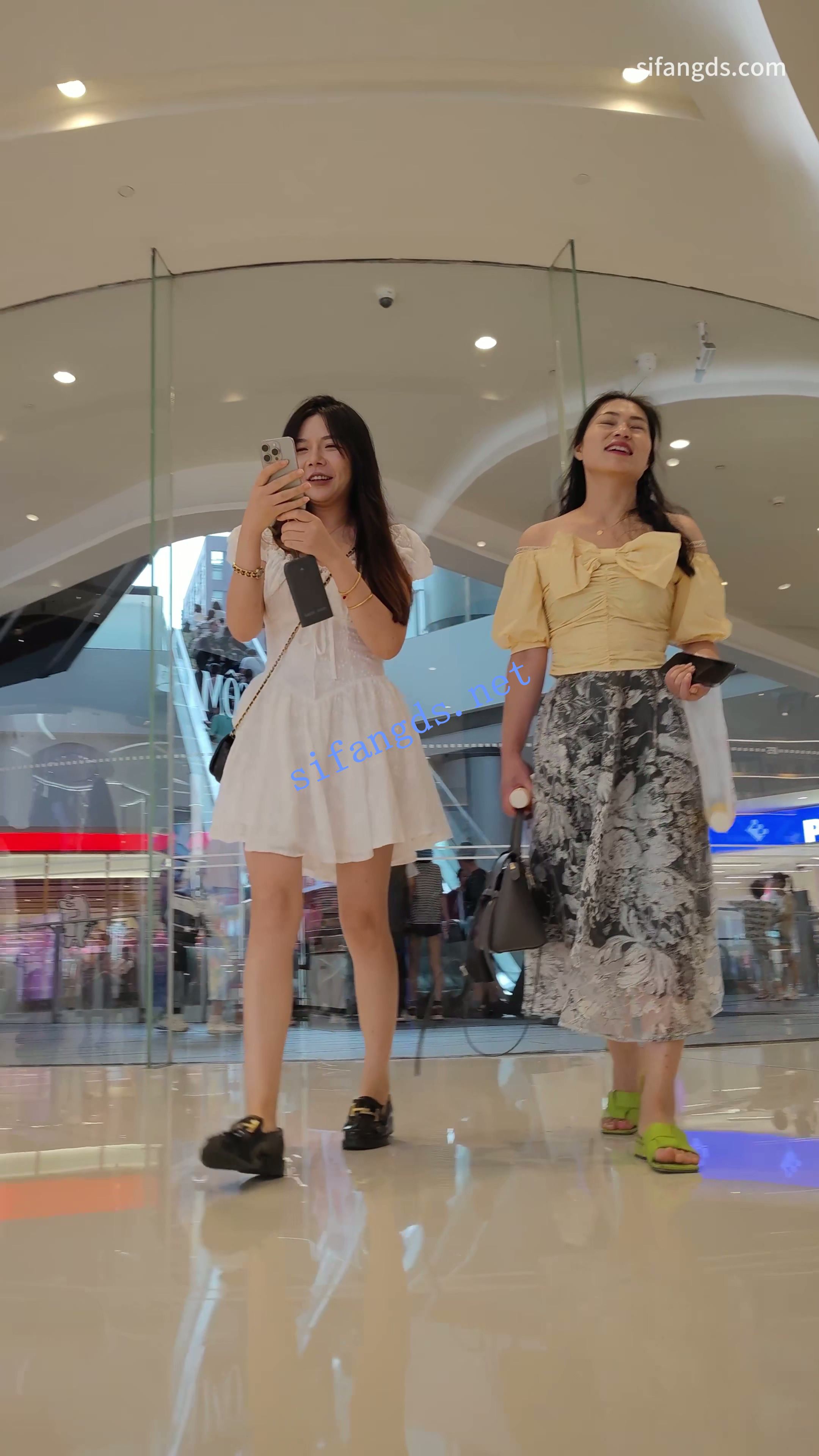 【CSCD】白色连衣裙小姐姐和闺蜜逛街，灰色内内