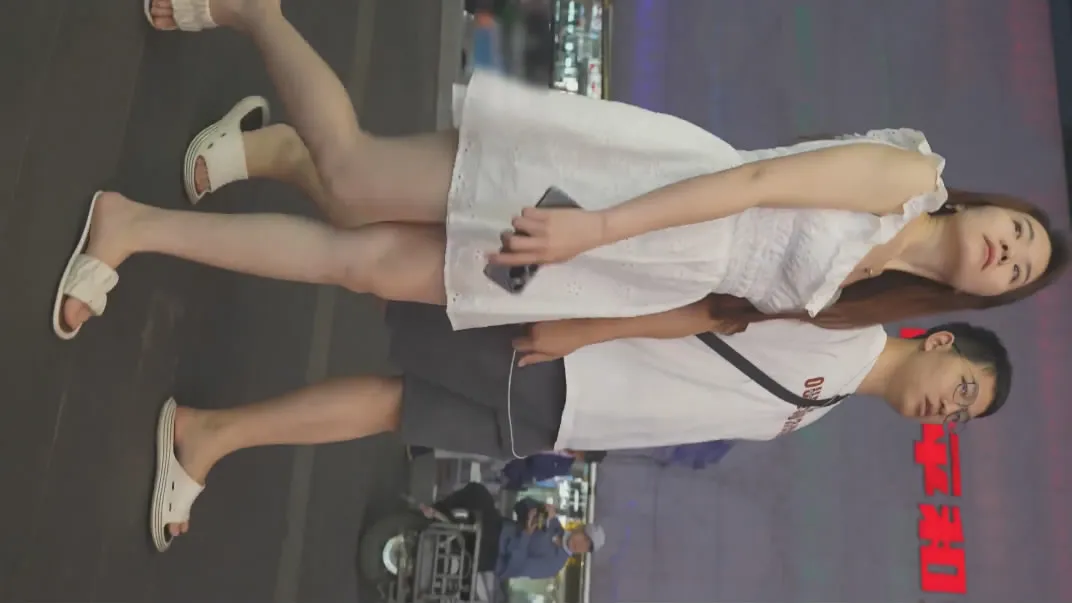 【banana cat系列】❤️手机店抄底白裙光脚少妇性感肉臀无痕内正面露黑色游乐园抄底蕾丝白裙小姐姐无痕粉内屁股光滑